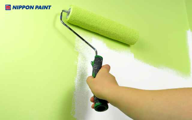 Sau khi sơn lót, chờ khoảng 2 tiếng hoặc theo điều kiện thi công để tiếp tục sơn phủ