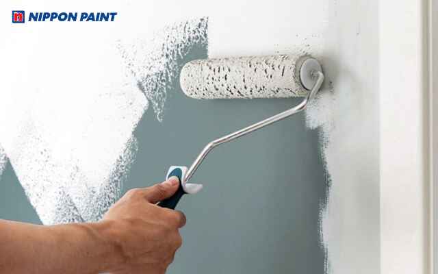 Các yếu tố như bề mặt tường, độ ẩm, nhiệt độ đều ảnh hưởng đến thời gian khô của sơn