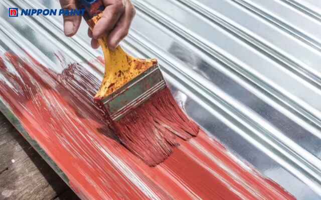 Thi công sơn lót thép mạ kẽm đúng quy trình giúp lớp sơn bám chắc, chống rỉ hiệu quả