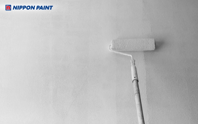 Sơn lót ngoại thất trám kín khe hở, tạo nền mịn giúp sơn phủ đều màu và tiết kiệm sơn