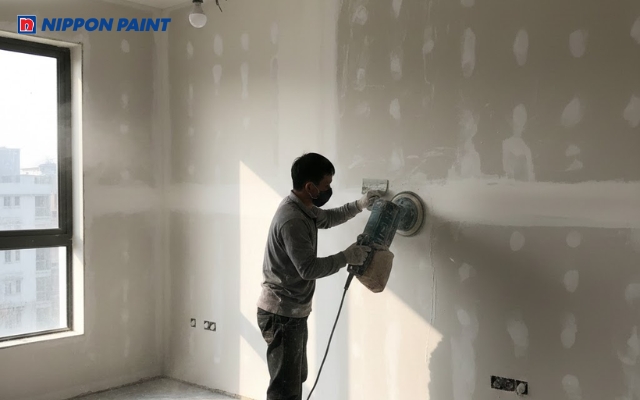 Cần làm sạch và xử lý bề mặt trước khi sơn lót nội thất