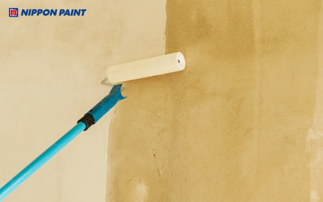 Sơn lót nội thất giúp lớp sơn phủ bền màu, đẹp và mịn hơn theo thời gian