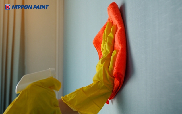 Nếu sử dụng sơn trắng sứ có khả năng chống bám bụi thì bạn có thể vệ sinh tường dễ dàng