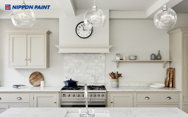 Mẫu 2: Bạn có thể cân nhắc sử dụng sơn màu trắng sứ để không gian bếp trông rộng hơn