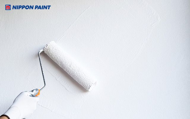 Sơn tường màu trắng nên dùng sơn lót màu trắng ngà để sơn lên chuẩn màu