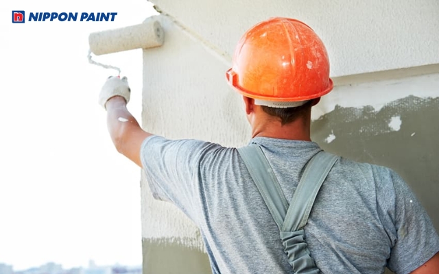 Nên sơn lót từ 1 - 2 lớp để tăng cường độ bám dính cho lớp sơn phủ