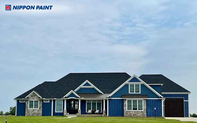 Sơn ngoại thất màu xanh lam mang vẻ dịu mát, thanh lịch và nổi bật cho ngôi nhà