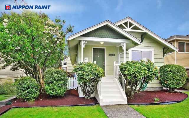 Xanh ngọc bích phối cùng các chi tiết trang trí tạo ngoại thất hiện đại, nổi bật