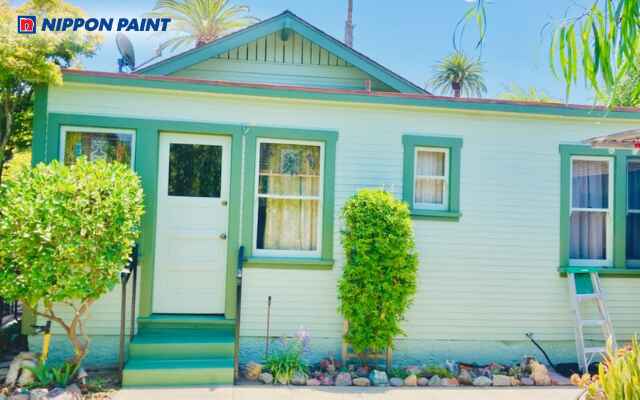 Sơn xanh ngọc bích kết hợp cửa và trụ cột mang đến vẻ đẹp sang trọng, tinh tế