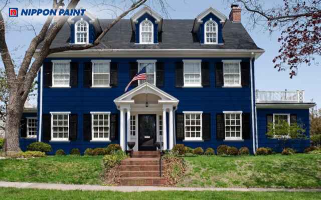 Sơn tường xanh lam kết hợp mái xám mang diện mạo tươi mới, dễ chịu và hài hòa