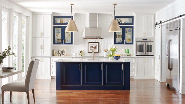 Nhà bếp hiện đại phối hợp giữa sắc trắng và xanh dương đậm