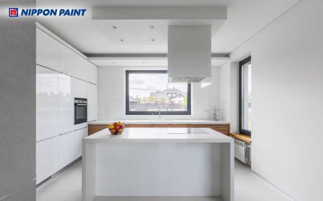 Bếp sơn trắng tối giản nhưng vẫn đầy đủ điểm nhấn