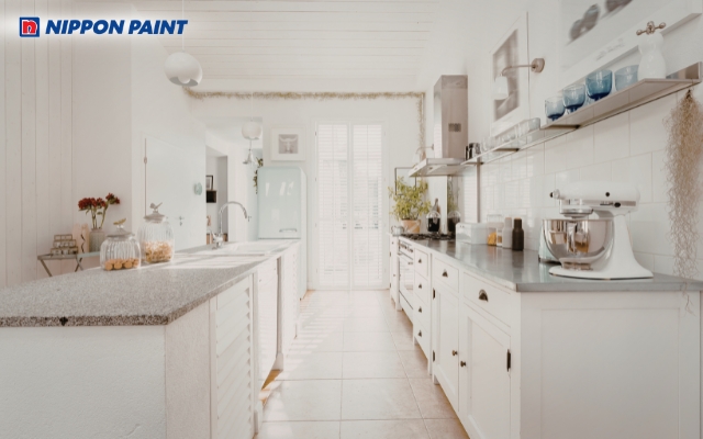 Sơn nhà bếp màu trắng giúp không gian sáng sủa và tăng khả năng bắt sáng