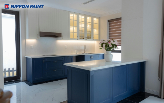 Gia chủ có thể kết hợp một số mảng màu nhấn hoặc sử dụng nội thất để không gian không quá đơn điệu