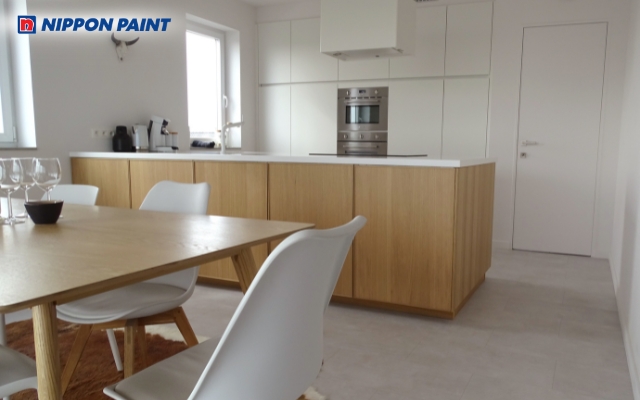 Nội thất gỗ trên nền trắng tạo tổng thể giản dị mà thu hút