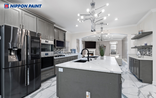 Bếp trắng phối đen tạo điểm nhấn mạnh mẽ, ấn tượng