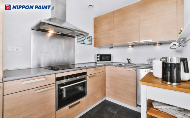 Tường trắng kết hợp tủ gỗ mang lại cảm giác cân bằng và ấm cúng