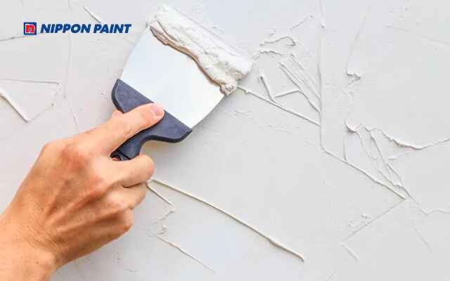 Bỏ bột bả hoặc sơn lót kém chất lượng khiến sơn phồng rộp nhanh