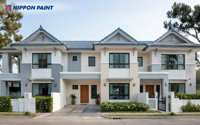 Mẫu 1: Mái Thái giật kép ghi xanh kết hợp sơn Ermine White, White và Dauphin Gray, tạo cảm giác sáng và nhẹ cho nhà phố