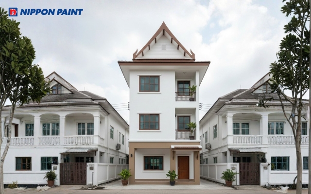 Mẫu 5: Nhà phố mái Thái sử dụng Frost White làm tông chủ đạo, nhấn Pecan Pie và Boulder Brown, tạo vẻ giản dị, cao ráo