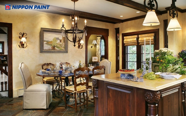 Sự kết hợp vàng kim với nội thất trung tính làm bếp thêm tinh tế, hài hòa