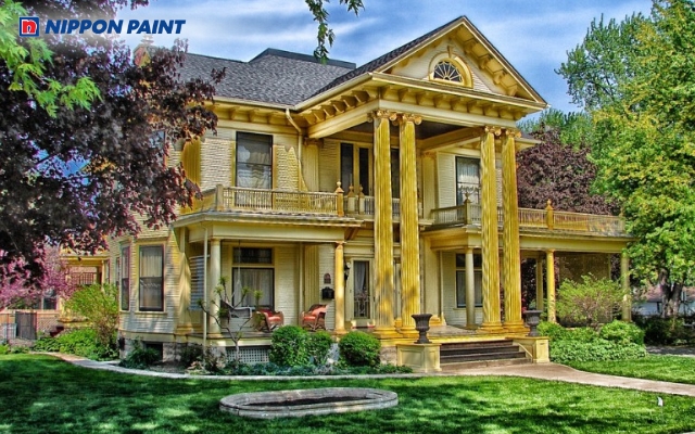 Sơn vàng kim ánh nhũ trên biệt thự tân cổ điển làm nổi bật phào chỉ và chi tiết kiến trúc