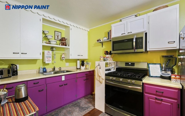 Cặp màu tương phản tím vàng tạo hiệu ứng thị giác độc đáo và đậm chất nghệ thuật