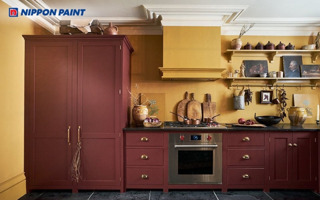 Sơn tường vàng nâu tạo cảm giác thân thiện, giúp bữa ăn thêm ngon miệng