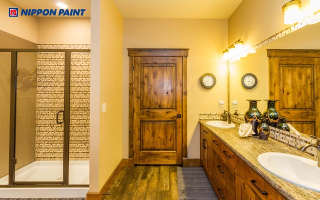 Phòng tắm sơn vàng nâu tạo không gian thư giãn, gần gũi với thiên nhiên