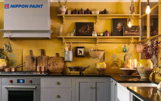Sơn màu vàng nâu làm nổi bật các chi tiết trang trí và đồ dùng bếp
