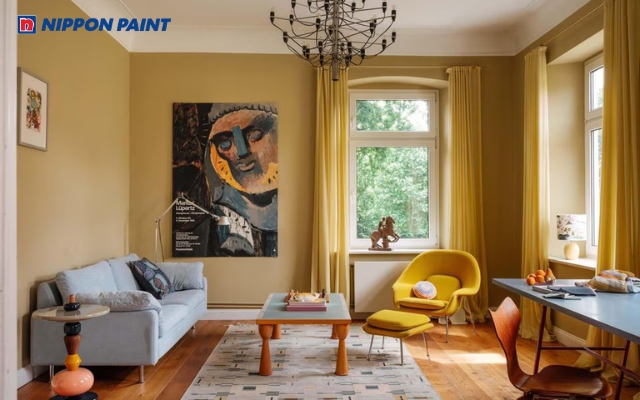 Phòng khách sơn vàng nâu kết hợp sofa gỗ tạo không gian ấm áp và sang trọng