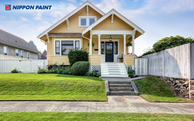 Sơn tường vàng nâu kết hợp cảnh quan xanh giúp ngoại thất hài hòa với thiên nhiên