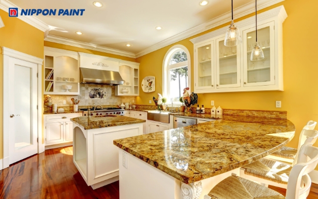 Phòng bếp sơn vàng nâu kết hợp tủ bếp gỗ giúp không gian ấm áp và gần gũi