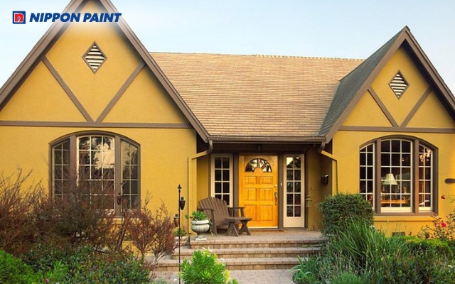 Nhà sơn vàng nâu giúp mặt tiền nổi bật và ấm áp hơn