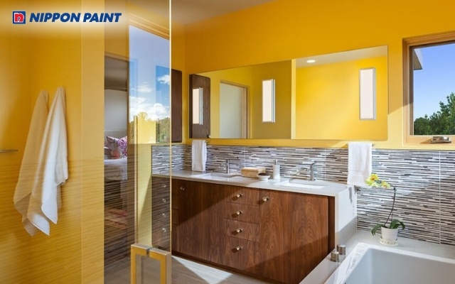 Sơn tường vàng nâu phối hợp gạch lát sang trọng và nội thất gỗ tinh tế