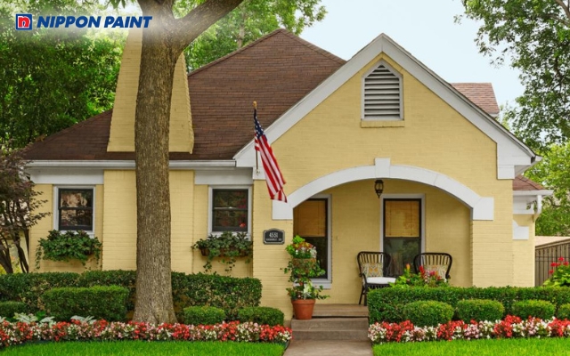 Sơn ngoại thất vàng nâu kết hợp mái ngói tạo vẻ sang trọng và hài hòa