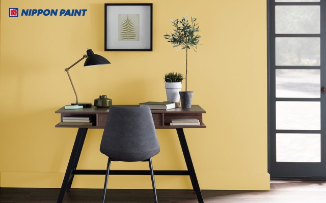 Phòng làm việc sơn vàng nâu tạo không gian tập trung và thoải mái