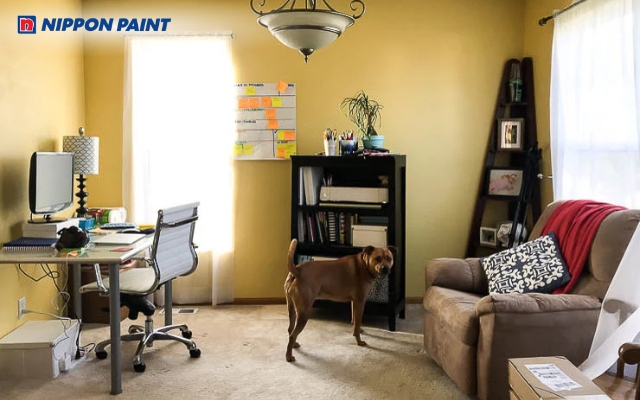 Phòng làm việc hiện đại nổi bật nhờ màu vàng nâu ấm áp