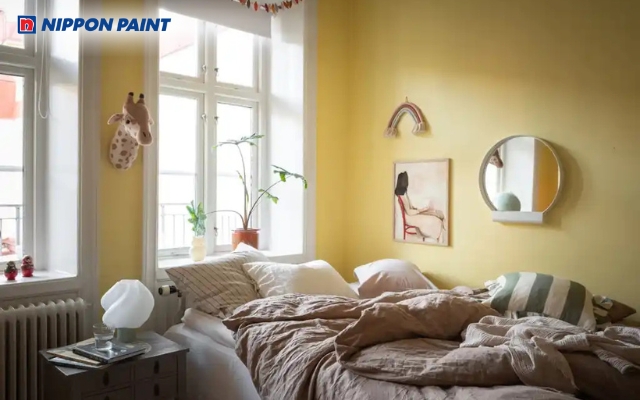 Sơn vàng nâu làm nổi bật nội thất và giữ sự cân bằng ánh sáng