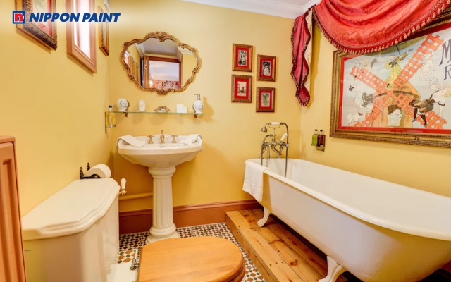 Sơn tường vàng nâu giúp không gian tắm trở nên thư thái và sang trọng