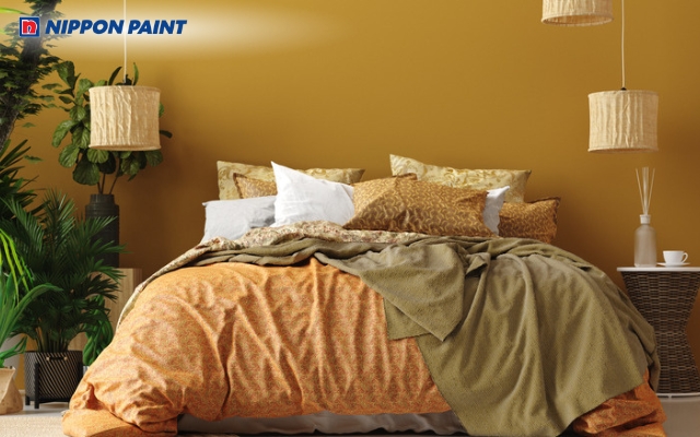 Sơn tường vàng nâu kết hợp giường gỗ và rèm sang trọng