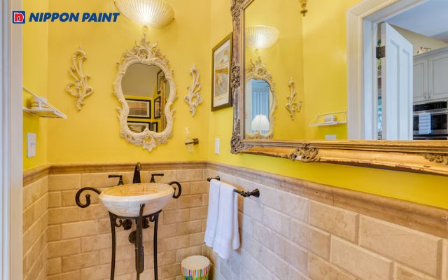 Phòng tắm hiện đại nổi bật nhờ màu vàng nâu hài hòa với ánh sáng