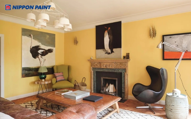Sơn tường vàng nâu giúp phòng khách tràn ngập ánh sáng và cảm giác gần gũi