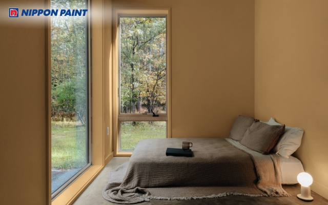 Phòng ngủ phối hợp ánh sáng tự nhiên và màu vàng nâu dễ chịu