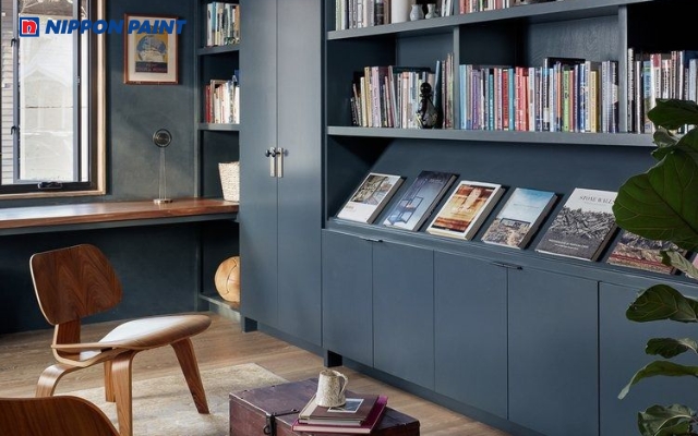 Góc đọc sách sang trọng với tông màu xám xanh chủ đạo