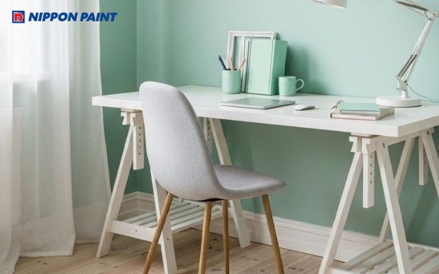 Sơn màu xanh ngọc giúp phòng làm việc trở nên thoải mái hơn, từ đó giảm bớt căng thẳng
