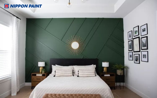 Sự kết hợp xanh rêu và rèm vải lanh tạo không gian nghỉ ngơi mộc mạc tự nhiên