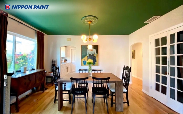 Sơn trần hoặc chân tường xanh rêu mang cảm giác cân bằng và hài hòa