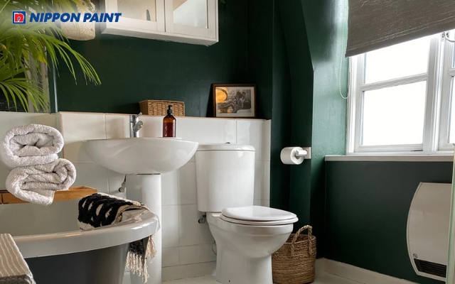 Phòng tắm sơn xanh rêu phối cùng gương, đèn LED tạo không gian thư giãn như Spa