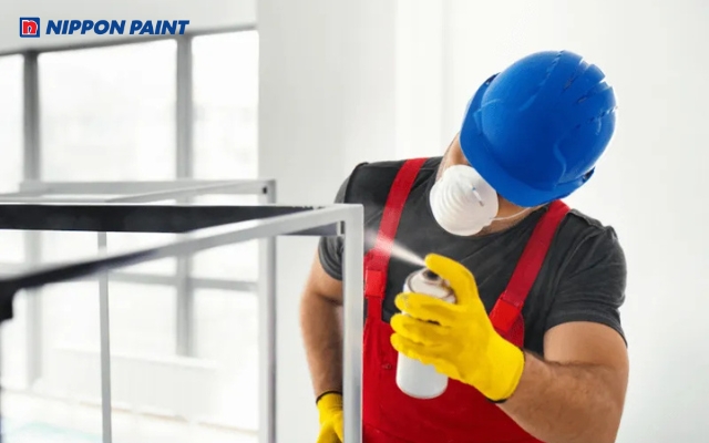 Khi thi công sơn nhũ cần đeo khẩu trang và kính bảo hộ để hạn chế tiếp xúc với bụi sơn